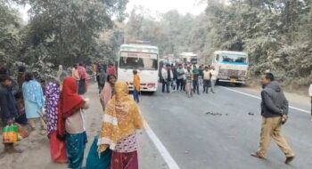 कोडरमा क्षेत्र के ताराघाटी से मेघातरी लौट रहे बाइक सवार युवक की सड़क दुर्घटना में हुई मौत।