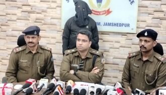 जमशेदपुर पुलिस ने गोविंदपुर फायरिंग मामले का फरार आरोपी गिरफ्तार, पिस्तौल और गोली जब्त – अपराधी को न्यायिक हिरासत में भेजा।