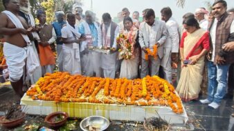 खरसावां शहीद वेदी पर अर्जुन मुंडा ने दी श्रद्धांजलि आदिवासी अधिकारों की रक्षा का लिया संकल्प
