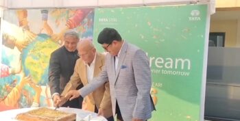 टाटा स्टील ने केक काटकर किया नववर्ष 2026 का स्वागत, अधिकारियों ने जताया नई चुनौतियों के लिए तैयार रहने का भरोसा