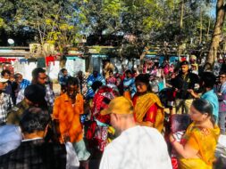 कड़ाके की ठंड में समाजसेविका रानी गुप्ता ने जरूरतमंदों के बीच बांटे कंबल बारीडीह हरिजन बस्ती में 30 महिलाओं व पुरुषों को मिली राहत