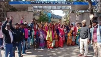 पोटका में ग्राम सभा की अनदेखी का आरोप, धार्मिक ट्रस्ट व निर्माण कार्य को लेकर डीसी कार्यालय पर ग्रामीणों का प्रदर्शन