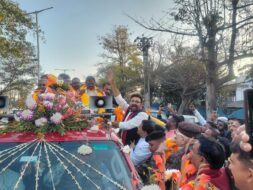 आदित्य साहू के अभिनंदन समारोह में शामिल होकर नीरज सिंह के नेतृत्व में कार्यकर्ताओं ने दी बधाई