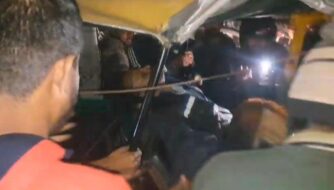 साकची में तेज रफ्तार का कहर, सड़क पर खड़े ट्रेलर से टकराया टेंपो, चालक की मौके पर मौत