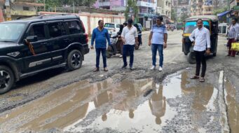 ओल्ड पुरुलिया रोड की बदहाली पर सियासी संग्राम: सड़क या भ्रष्टाचार का स्मारक?