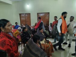 सोनारी में जरूरतमंदों के बीच 100 कंबल वितरित, डॉ. जटाशंकर पांडेय ने की पहल