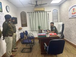 सरायकेला एसपी की कानून-व्यवस्था पर कड़ी नजर, आदित्यपुर, आरआईटी व गम्हरिया थाना का किया औचक निरीक्षण