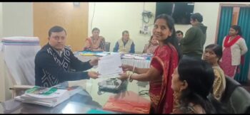 नामांकन प्रक्रिया के दौरान गम्हरिया अंचल कार्यालय में तीसरे दिन भी काफी भीड़ जुटी