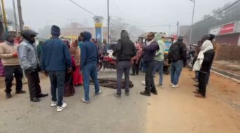 वृद्ध महिला की मौत के बाद बवाल, गलत इलाज का आरोप, उमा पॉलीक्लिनिक के बाहर हंगामा व सड़क जाम