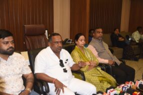 विधायक सरयू राय पर निशाना साधते हुए बन्ना गुप्ता ने कहा कि कचरे की समस्या गलत नीतियों और कुबुद्धि का परिणाम है