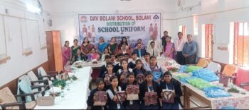 डी.ए.वी. विद्यालय, बोलानी में विद्यार्थियों के बीच स्कूल ड्रेस का वितरण