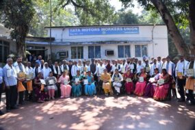 टाटा मोटर्स वर्कर्स यूनियन में सेवानिवृत्त कर्मियों का सम्मान सह विदाई समारोह