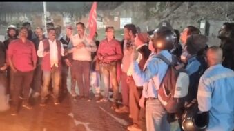 मांगों को लेकर टाटा पावर मजदूरों का मशाल जुलूस, 11 फरवरी तक समाधान नहीं हुआ तो हड़ताल की चेतावनी