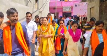 मानगो नगर निगम की मेयर प्रत्याशी सुधा गुप्ता ने चलाया डोर टू डोर संपर्क अभियान लोगों से कार्पेट के निशान पर वोट करने का किया अपील