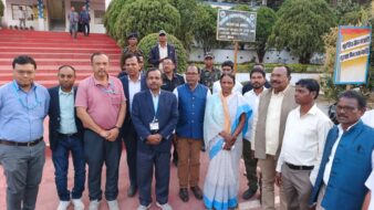 विस्थापितों की समस्याओं को लेकर सांसद जोबा माझी ने यूसिल प्रबंधक से वार्ता की