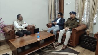 कलईया गांव पहुंचे डीसी-एसपी, पीड़ित परिवार को हरसंभव सहायता का भरोसा