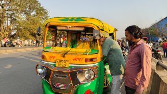 गम्हरिया थाना क्षेत्र में ऑटो पलटा, महिलाओं व बच्चों समेत कई घायल