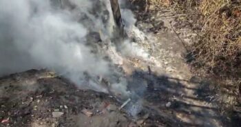 सर्विस रोड किनारे झोपड़ी में आग, कचरा बीनने वाली महिला का आशियाना जलकर राख