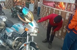 तेज रफ्तार कार ने बाइक सवार मजदूर को मारी टक्कर, चालक फरार।