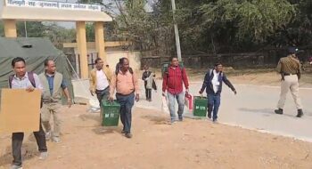 डिस्पैच सेंटर से रवाना हुईं पोलिंग पार्टियां, निष्पक्ष मतदान के लिए प्रशासन अलर्ट