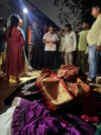 शॉर्ट सर्किट से घर में भीषण आग, लाखों की संपत्ति राख; पूर्व मंत्री बन्ना गुप्ता ने पीड़ित परिवार से की मुलाकात