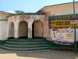 उत्क्रमित मध्य विधालय टीलाईटॉड पोटका 01 का भवन जर्जर, बच्चे भय व डर के महौल में पढ़ने की विवश, बरसात में छत से टपकता है पानी/प्राचार्य