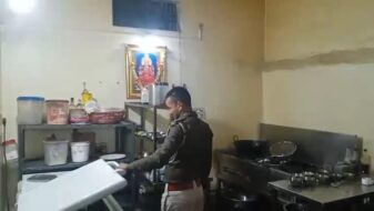 होली से पहले उत्पाद विभाग की छापेमारी, शराब परोसते पकड़े गए होटल में — हिरासत के बाद छोड़े जाने पर उठे सवाल