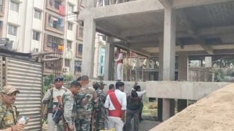 सोनारी के दास बस्ती में अतिक्रमण पर बड़ी कार्रवाई, 24 साल बाद कोर्ट के आदेश पर अवैध इमारत तोड़ने की प्रक्रिया शुरू