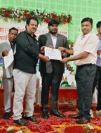 डीसी और एसपी के हाथों सम्मानित हुए फतेहपुर प्रखंड के प्रधान लिपिक अबरार अहमद खान