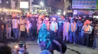 साकची बाल मंदिर अखाड़ा की भव्य शोभायात्रा में झांकियां बनी आकर्षण का केंद्र, हैरतअंगेज खेलों ने मोहा मन