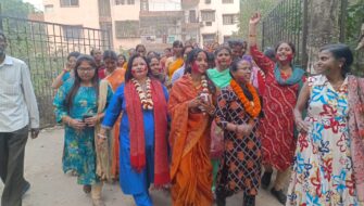 वार्ड 17 में नीतू शर्मा की ऐतिहासिक विजय पर उमड़ा जनसैलाब, ढोल-नगाड़ों के साथ निकली भव्य रैली
