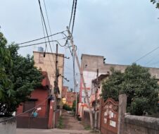 हादसे को निमंत्रण दे रहा झुका बिजली का पोल