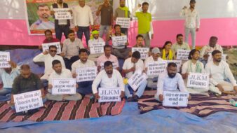 11 करोड़ के सी एच सी भवन के जांच की मांग को लेकर जे के एल एम ने पोटका प्रखंड कार्यालय पर दिया धरना
