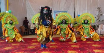 मानभूम चैतपर्व छऊ महोत्सव में गूंजा वीर रस, कलाकारों ने बिखेरा रंग