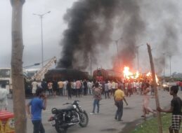 गिरिडीह में भीषण सड़क हादसा: तीन ट्रकों में लगी आग, ड्राइवर-खलासी जिंदा जले