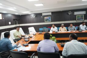 नगर निकायों की समीक्षा बैठक में नागरिक सुविधाओं को बेहतर बनाने पर जोर
