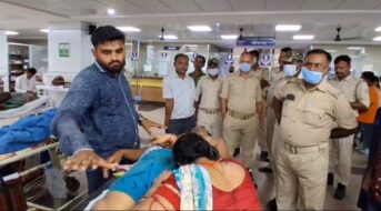 एमजीएम अस्पताल में इलाज के बाद घर लौटे युवक की मौत, परिजनों ने लगाया लापरवाही का आरोप राष्ट्र संवाद संवाददाता जमशेदपुर: शहर के डिमना चौक स्थित एमजीएम अस्पताल में इलाज के बाद घर लौटे एक युवक की संदिग्ध परिस्थितियों में मौत हो जाने से रविवार को अस्पताल परिसर में हंगामा हो गया। मृतक के परिजनों ने चिकित्सकों पर गंभीर लापरवाही का आरोप लगाते हुए मामले की निष्पक्ष जांच और दोषियों के खिलाफ कार्रवाई की मांग की है। मृतक की पहचान सिदगोड़ा थाना क्षेत्र के भुईयाडीह कानू भट्टा निवासी 45 वर्षीय श्रवण कुमार के रूप में हुई है। परिजनों के अनुसार श्रवण कुमार के पैर में पहले से चोट थी, जिसमें सूजन और घाव हो गया था। रविवार सुबह अचानक दर्द बढ़ने पर उन्हें इलाज के लिए एमजीएम अस्पताल ले जाया गया। परिजनों का आरोप है कि अस्पताल में प्राथमिक उपचार के नाम पर केवल घाव की सफाई कर दवा लगाई गई और पट्टी बांधने के बाद उन्हें घर भेज दिया गया। इस दौरान परिवार ने चिकित्सकों से मरीज की स्थिति को देखते हुए विस्तृत जांच करने का अनुरोध भी किया, लेकिन उनकी बातों को गंभीरता से नहीं लिया गया। बताया जाता है कि घर लौटने के कुछ घंटों बाद श्रवण कुमार की तबीयत अचानक बिगड़ने लगी। पैर का दर्द असहनीय हो गया और उनकी बेचैनी बढ़ने लगी। स्थिति गंभीर होने पर परिजन उन्हें दोबारा एमजीएम अस्पताल लेकर पहुंचे, जहां जांच के बाद डॉक्टरों ने उन्हें मृत घोषित कर दिया। मौत की खबर मिलते ही परिजनों में कोहराम मच गया। आक्रोशित परिजनों ने अस्पताल परिसर में विरोध प्रदर्शन करते हुए चिकित्सकीय लापरवाही का आरोप लगाया। मृतक के भाई आशीष कुमार ने कहा कि यदि सुबह ही मरीज की समुचित जांच और बेहतर इलाज किया गया होता तो शायद उनके भाई की जान बच सकती थी। घटना के बाद एमजीएम अस्पताल की स्वास्थ्य सेवाओं और चिकित्सकीय व्यवस्था पर सवाल उठने लगे हैं। वहीं परिजनों ने पूरे मामले की उच्चस्तरीय जांच कराने तथा जिम्मेदार लोगों के खिलाफ सख्त कार्रवाई की मांग की है। समाचार लिखे जाने तक अस्पताल प्रबंधन की ओर से इस संबंध में कोई आधिकारिक प्रतिक्रिया नहीं दी गई थी।