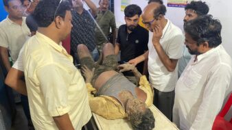 पूर्वी सिंहभूम जिले के चाकुलिया वन क्षेत्र में सोमवार देर रात हाथियों के हमले में एक बाइक सवार व्यक्ति गंभीर रूप से घायल हो गया