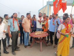 तीन राज्यों में मिली जीत की खुशी में भाजपा कार्यकर्ताओं ने बांटे लड्डू
