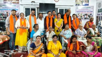 सामाजिक संस्था यात्रा ने मातृ दिवस के अवसर पर वृद्धा आश्रम में साड़ी बाट एवं केक काटकर मनाई खुशियां