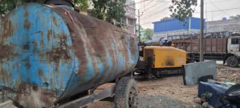 अंडरग्राउंड केबलिंग कार्य में लापरवाही पर भड़के ग्रामीण, मंडल कंस्ट्रक्शन पर मनमानी का आरोप; जादूगोड़ा मोड़ में गड्ढों और जाम से बढ़ी परेशानी