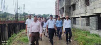 मोहरदा पीएम आवास योजना निर्माण स्थल का उपायुक्त ने किया निरीक्षण, मूलभूत सुविधाएं जल्द बहाल करने के निर्देश