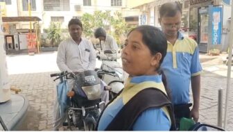 जमशेदपुर कल तक जमशेदपुर के पेट्रोल पंप में तेल लेने के लिए आम जनता को घंटे इंतजार करना पड़ रहा था लेकिन आज चौथा दिन तेल के दाम बढ़ाने के बाद अब पंप वालों को इंतजार करना पड़ रहा है