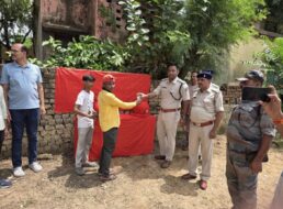 भीषण गर्मी को लेकर जमशेदपुर पुलिस सतर्क, यातायात कर्मियों को दिया गया इलेक्ट्रोल पाउडर