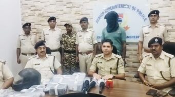 टेल्को में बंद घर में चोरी करते रंगे हाथ चोर गिरफ्तार, 15 लाख के जेवर और नकदी बरामद
