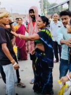 गिरिडीह गांवा हाट बाजार में युवक पर छेड़खानी का आरोप, महिलाओं ने चप्पल से की पिटाई, वीडियो वायरल