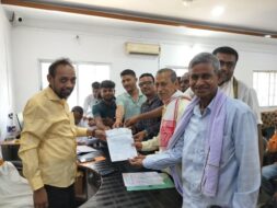 सांसद बिद्युत बरण महतो ने जनता दरबार में सुनी समस्याएं, अधिकारियों को दिए त्वरित समाधान के निर्देश