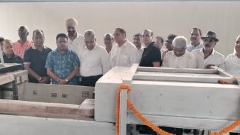 पार्वती घाट में नई सुविधाओं का शुभारंभ, पर्यावरण अनुकूल फरनेस और ‘देव आत्मा उद्यान’ शुरू राष्ट्र संवाद संवाददाता जमशेदपुर: पार्वती घाट समिति ने 6 जून से नागरिकों के लिए कई नई सुविधाओं की शुरुआत की है। पर्यावरण संरक्षण और अंतिम संस्कार व्यवस्थाओं को बेहतर बनाने के उद्देश्य से घाट परिसर में आधुनिक लकड़ी आधारित फरनेस, ‘देव आत्मा उद्यान’ तथा ‘पवित्र निकेतन’ के नवीनीकरण कार्य का शुभारंभ किया गया। समिति द्वारा स्थापित नया फरनेस कम लकड़ी की खपत के साथ कम समय में अंतिम संस्कार की प्रक्रिया पूरी करता है तथा चिमनी व्यवस्था के कारण प्रदूषण भी कम करता है। इसके लिए श्री कृष्ण मुरारी गुप्ता ने 11 लाख रुपये का योगदान दिया है। नवजात और पांच वर्ष तक के बच्चों के अंतिम संस्कार हेतु विकसित ‘देव आत्मा उद्यान’ में छह सीमांकित क्षेत्र बनाए गए हैं। इस परियोजना में कई समाजसेवियों और दानदाताओं ने पांच-पांच लाख रुपये का सहयोग दिया है। इसके अलावा, शौचालय एवं स्नान क्षेत्र ‘पवित्र निकेतन’ के नवीनीकरण के लिए श्री निर्मल भाई पांड्या ने पांच लाख रुपये का योगदान दिया है। समिति ने कहा कि समाज के सहयोग से पार्वती घाट में अंतिम संस्कार संबंधी सुविधाओं को अधिक स्वच्छ, व्यवस्थित और मानवीय बनाया जा रहा है तथा सभी दानदाताओं के प्रति आभार व्यक्त किया।