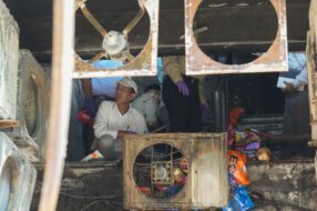 लखनऊ में एलडीए ने उस इमारत को गिराने की प्रक्रिया शुरू की, जिसमें आग लगने से 15 लोगों ने जान गंवाई