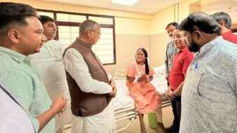 सड़क दुर्घटना में घायल चाईबासा जिला अध्यक्ष गीता बालमुचू का हाल जानने टीएमएच पहुंचे भाजपा प्रदेश अध्यक्ष आदित्य साहू